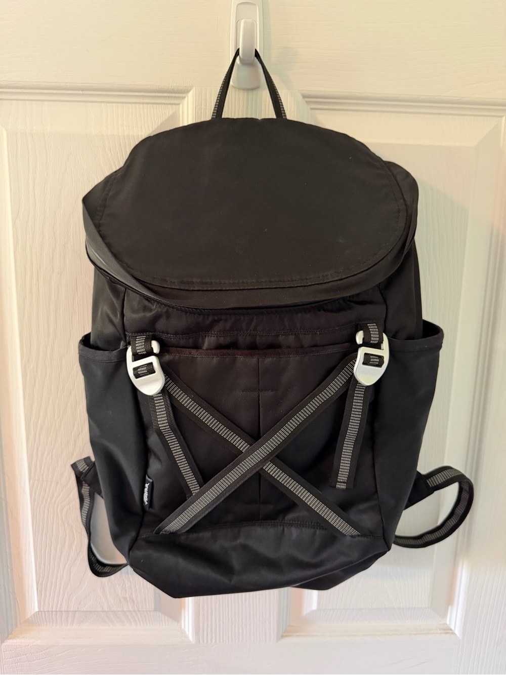 Aruna I Black Everyday Backpack with Reflective Straps